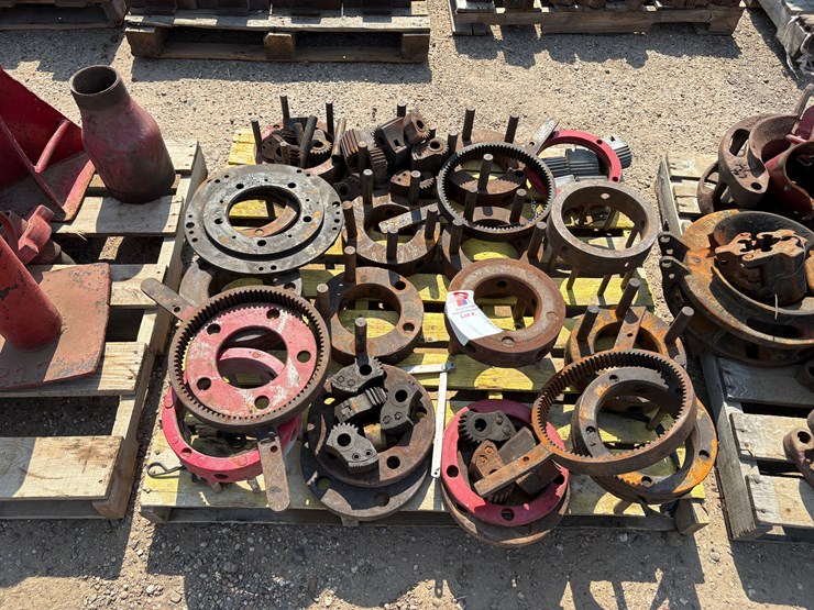 pallet-of-hydraulic-tubing-tong-drag-rings,-bull-gears,-&-tong-jaws-image-1