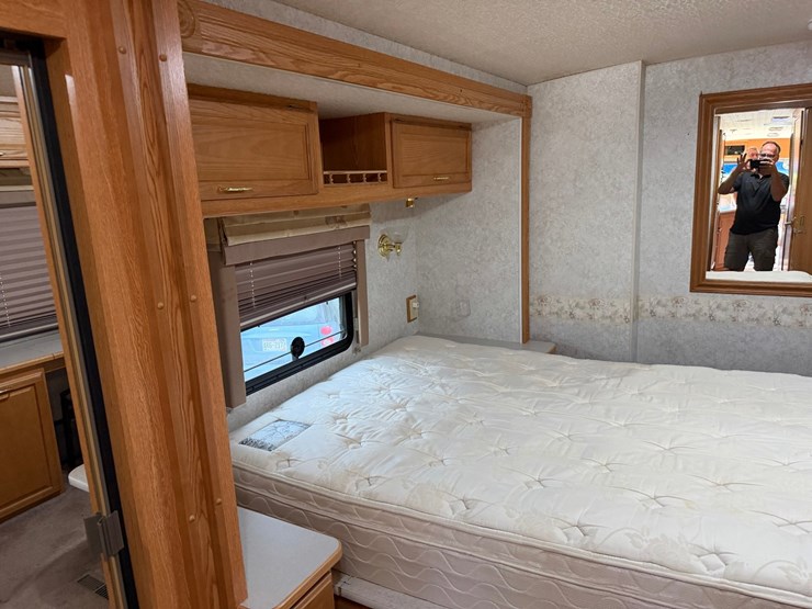#1490-•-2001-winnebago-adventurer-image-93