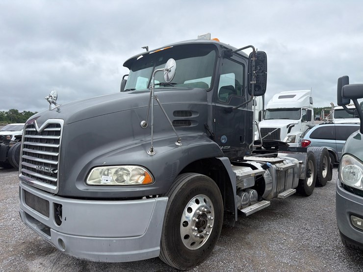 #60-•-2015-mack-cxu613-tandem-axle-truck-tractor-image-1