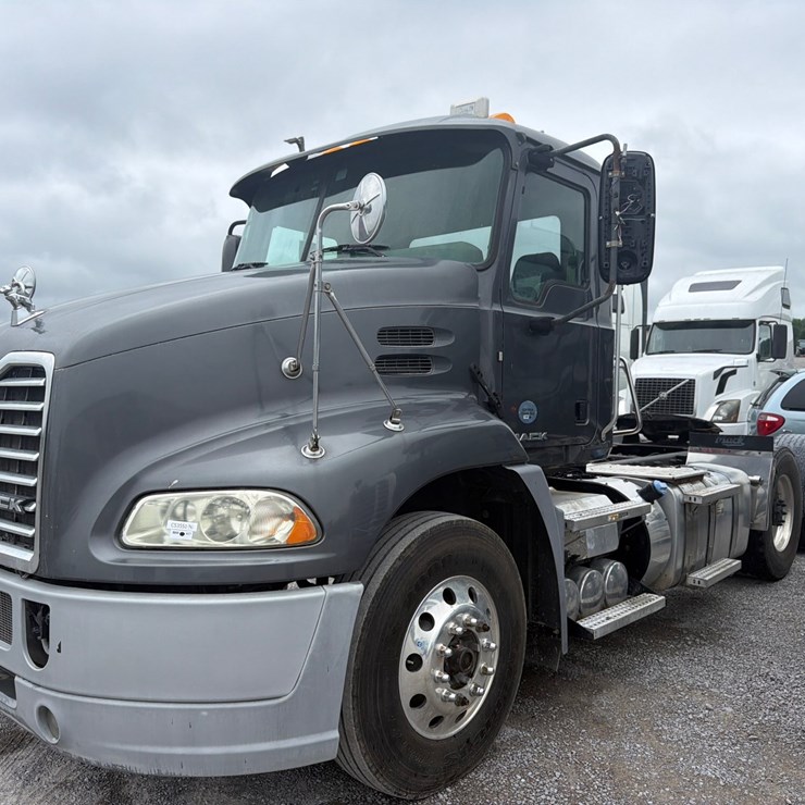 #60 • 2015 MACK CXU613 TANDEM AXLE TRUCK TRACTOR