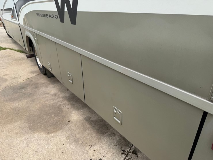#1490-•-2001-winnebago-adventurer-image-22