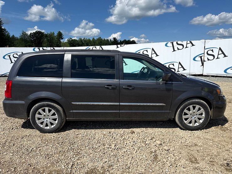 2016-chrysler-town-&-country-image-6