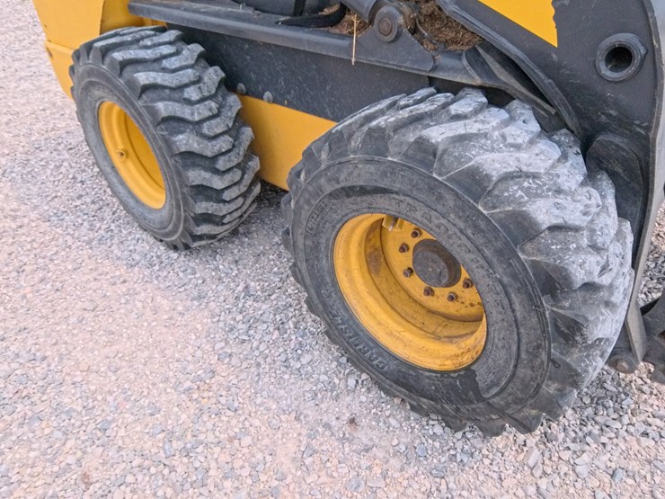 2017-new-holland-l230-image-36