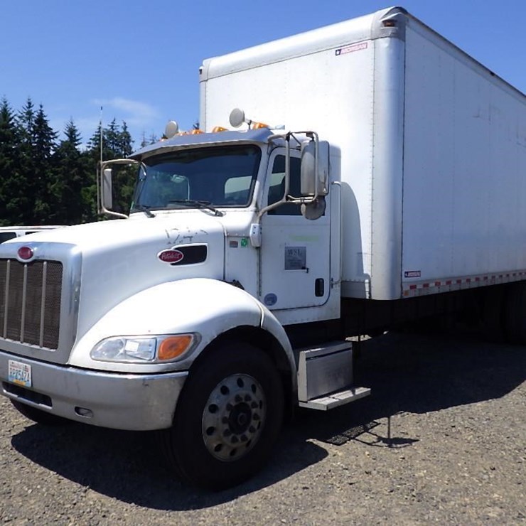 2017 Peterbilt PB337 26' Box Truck