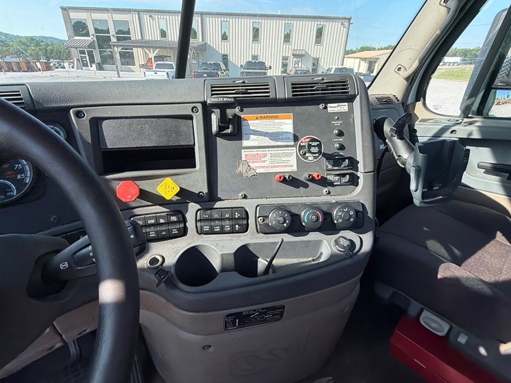 2018-freightliner-cascadia-125-image-26