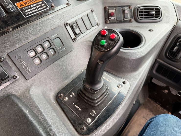 #1506-•-2019-peterbilt-pb520-side-load-garbage-truck-image-62