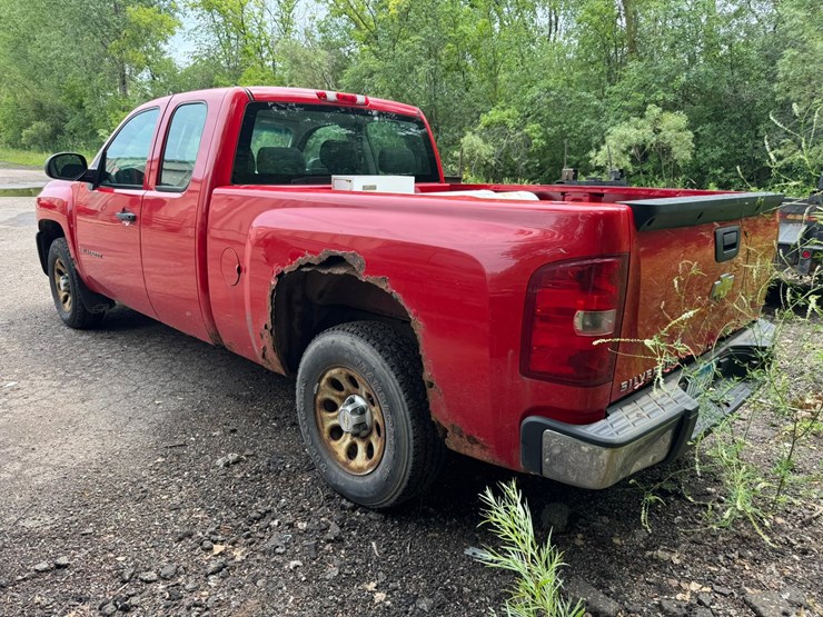 #1868-•-2009-chevy-silverado-pickup-truck-image-3