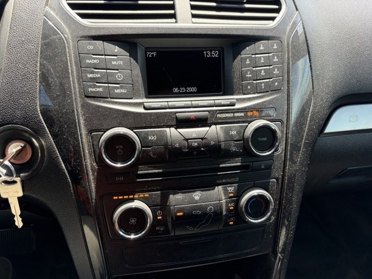 2017-ford-explorer-image-30