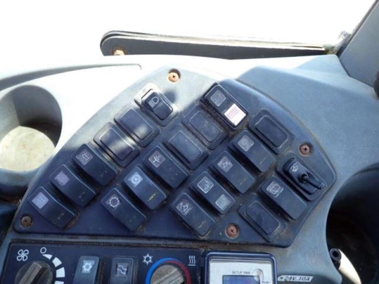 2011-new-holland-w110b-image-16