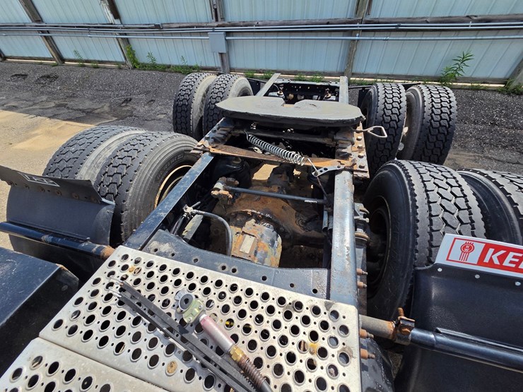 2015-kenworth-t680-image-31