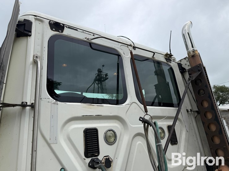 2012-freightliner-cascadia-113-image-19