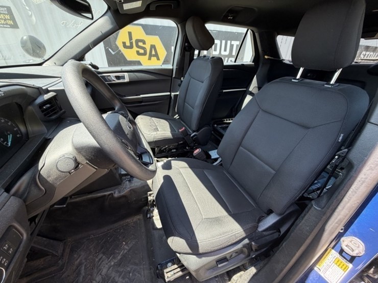 2020-ford-explorer-image-30