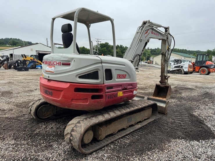 2016-takeuchi-tb260-image-6