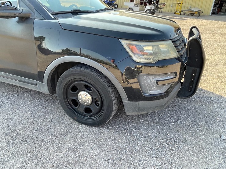 2016-ford-explorer-image-21