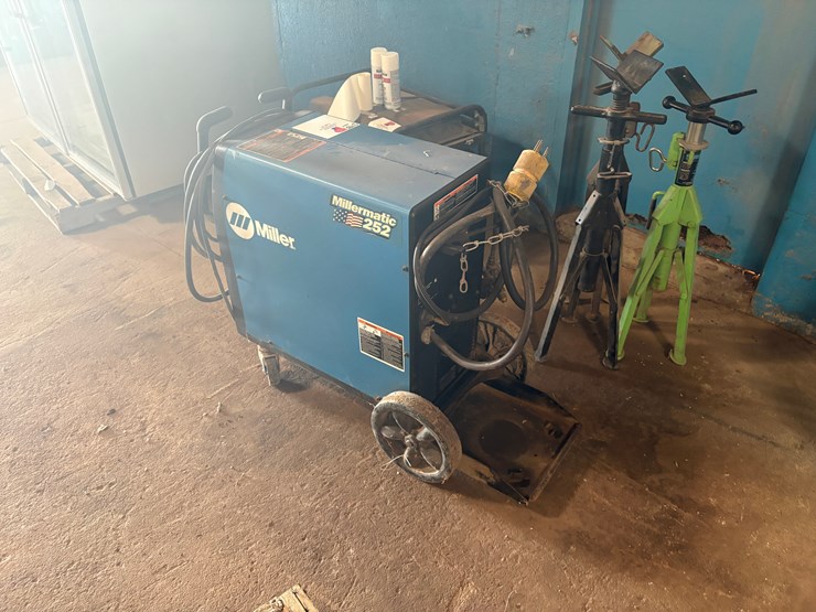 miller-millermatic-252-welding-machine-image-3