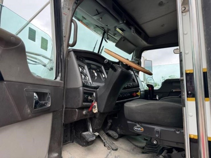2013-kenworth-w900-image-27