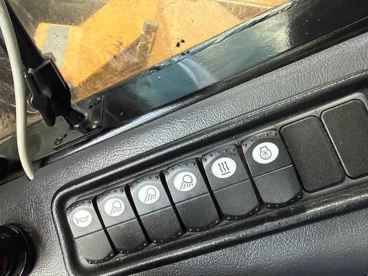 2014-caterpillar-501-image-75