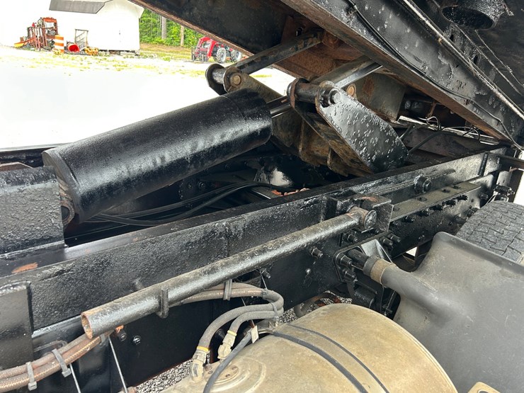 2005-kenworth-t300-image-13