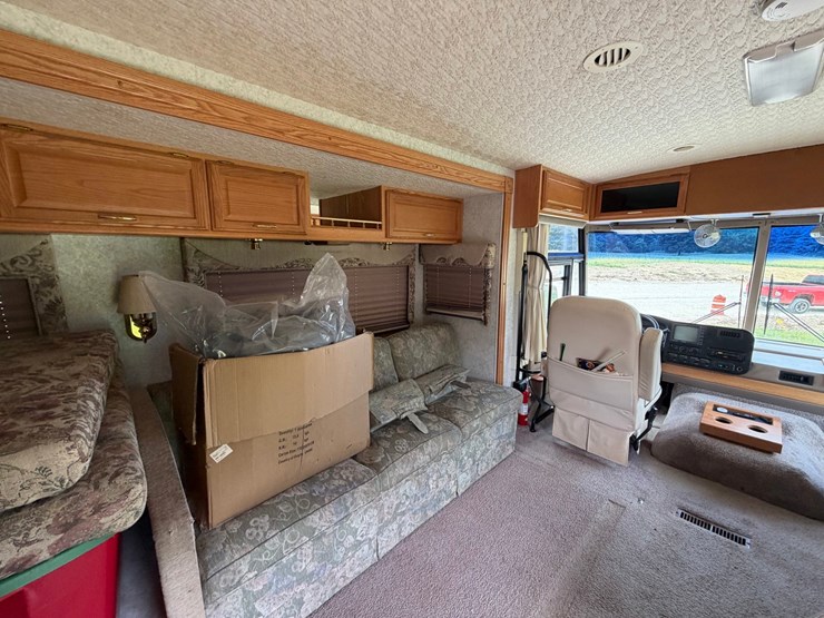 #1490-•-2001-winnebago-adventurer-image-122