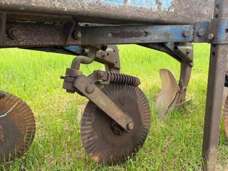 white-5-furrow-plow-image-15