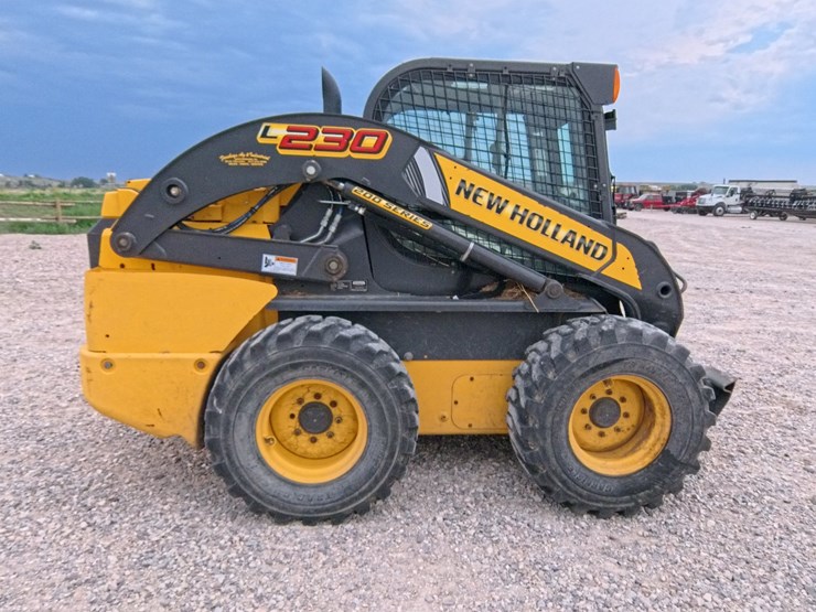 2017-new-holland-l230-image-5