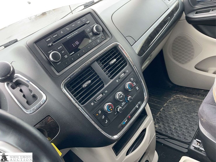 2014-dodge-grand-caravan-sxt-image-14
