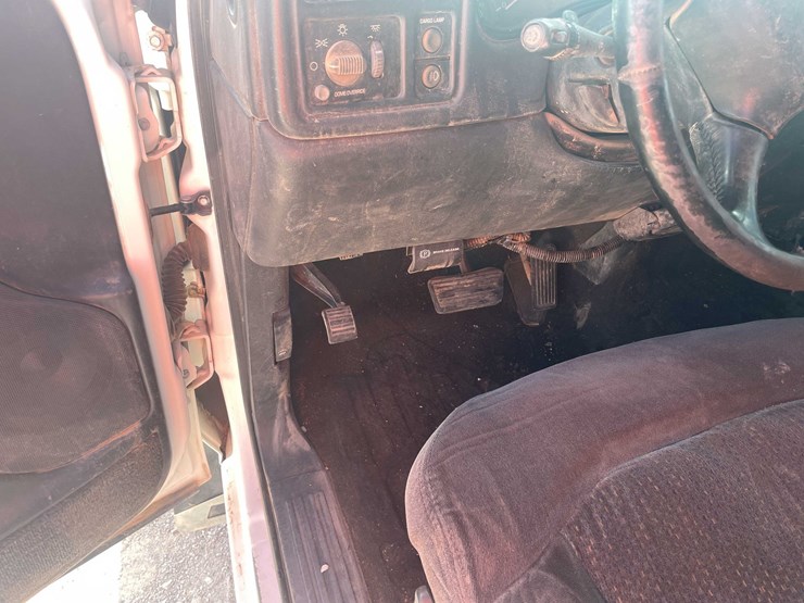 2002-chevrolet-2500hd-image-39