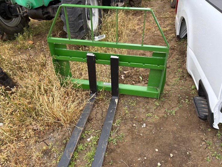 john-deere-kivel-pallet-fork-attachment-image-2