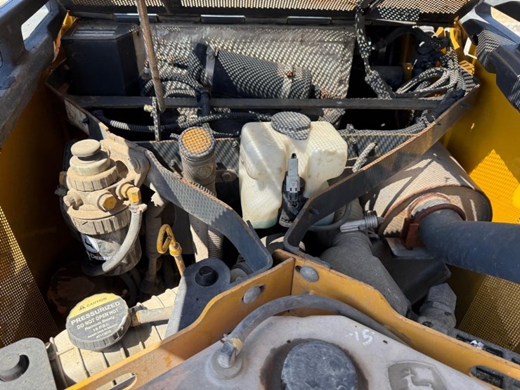 deere-323d-image-15