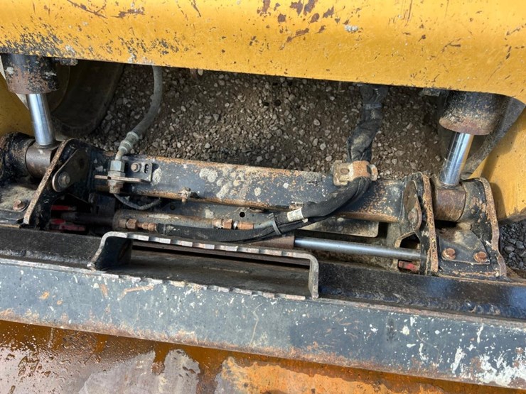2022-caterpillar-279d3-image-11