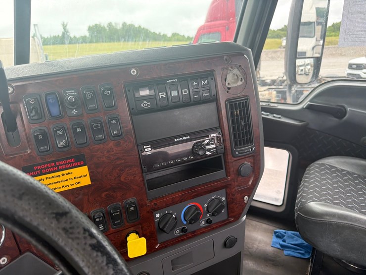 #60-•-2015-mack-cxu613-tandem-axle-truck-tractor-image-16