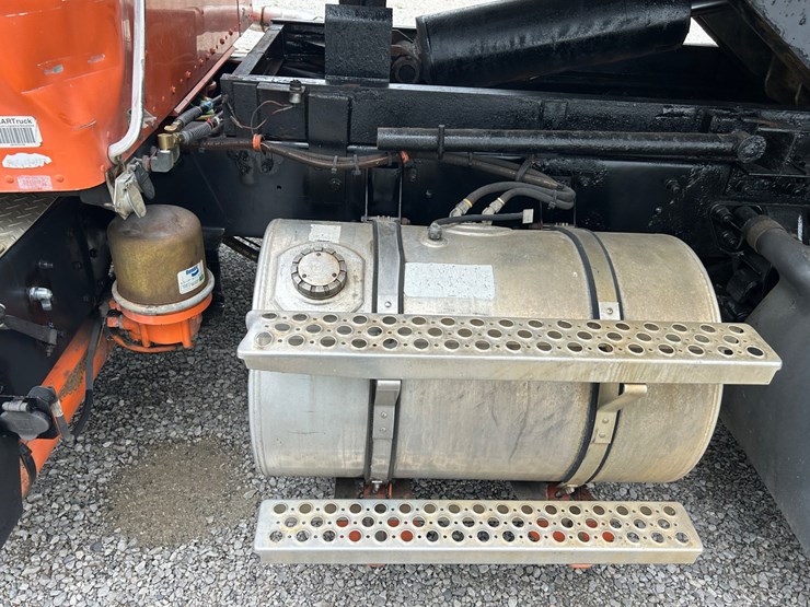 2005-kenworth-t300-image-11