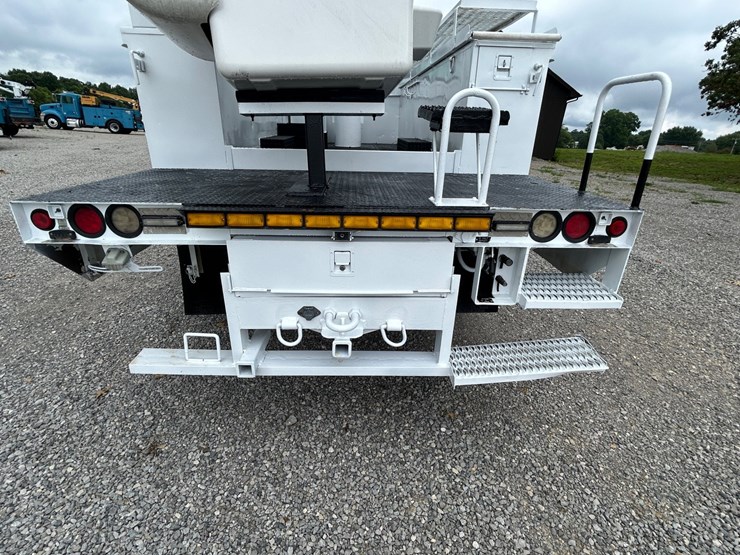#1088-•-2009-freightliner-bucket-truck-image-18