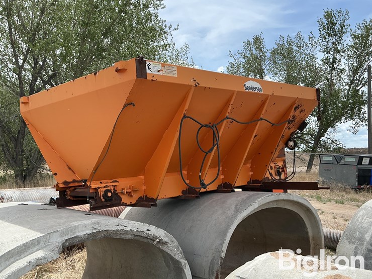 henderson-fshx10x48-heavy-duty-slip-in-v-box-sand-&-salt-spreader-image-5