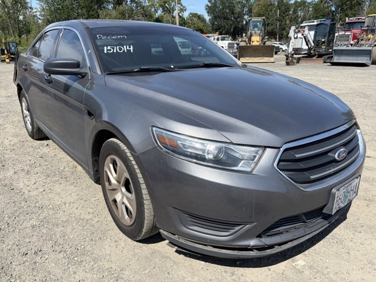 2015-ford-taurus-sedan-image-2