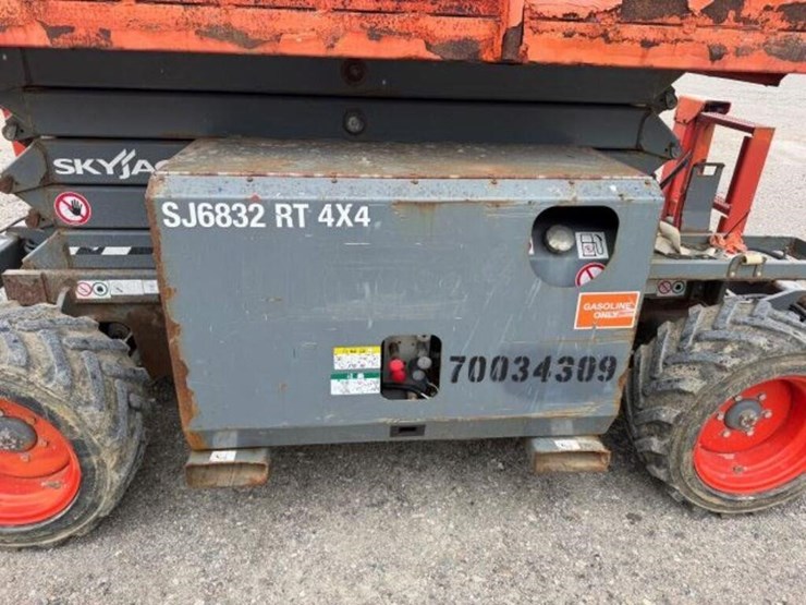 2017-skyjack-sj6832-4x4-scissor-lift-37011111-image-10