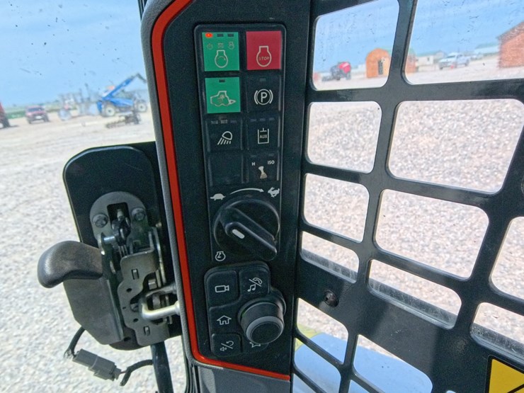 2021-bobcat-t64-image-47