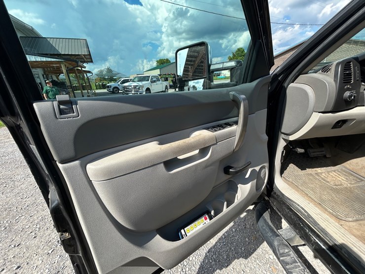 2014-chevrolet-3500hd-image-19