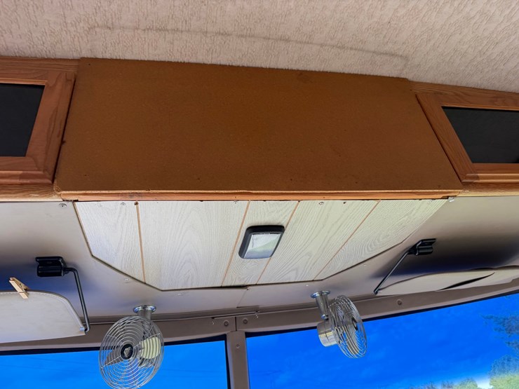 #1490-•-2001-winnebago-adventurer-image-82