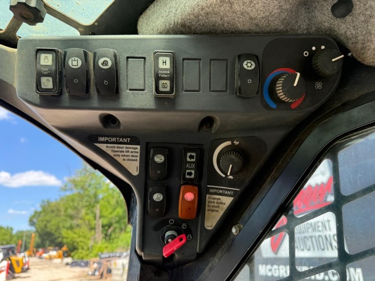 deere-323d-image-21