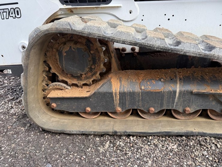 2019-bobcat-t740-image-13