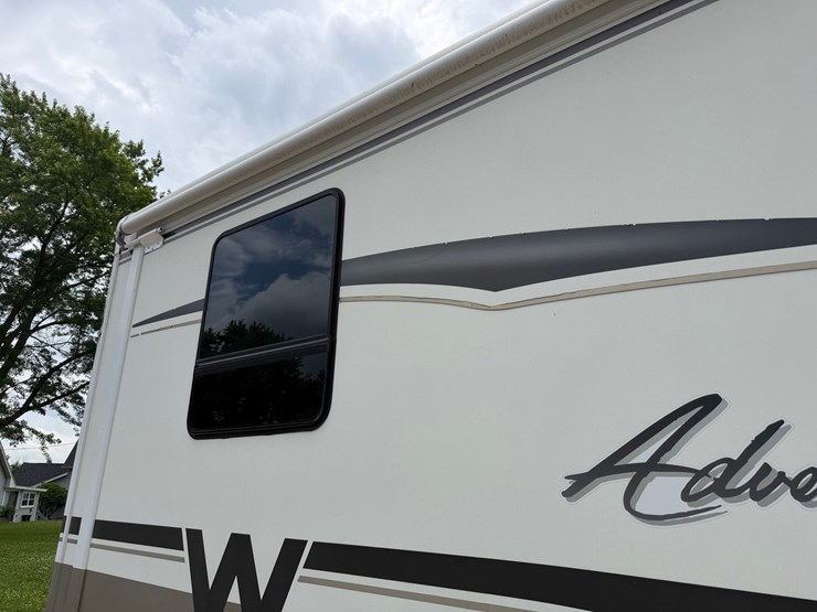 #1490-•-2001-winnebago-adventurer-image-40