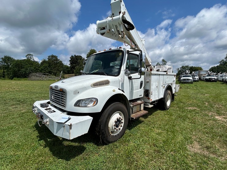#1091-•-2010-freightliner-bucket-truck-image-1