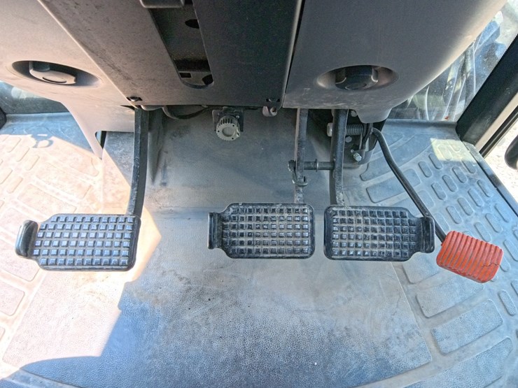 2004-new-holland-tl100a-image-35
