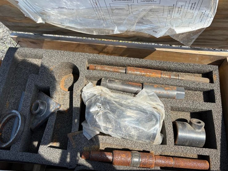 new-holland-2990010-tn-tractor-tool-kit-image-3