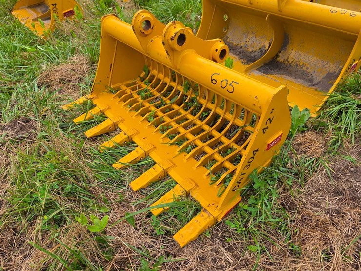 caterpillar-304-image-1
