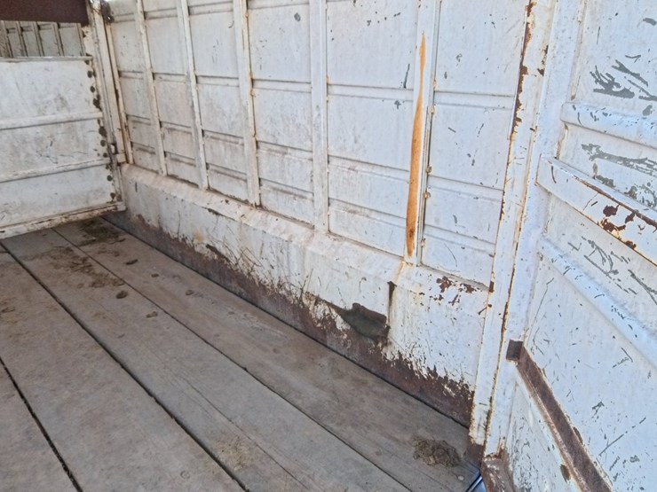 #1088-•-2000-donahue-livestock-trailer-image-27