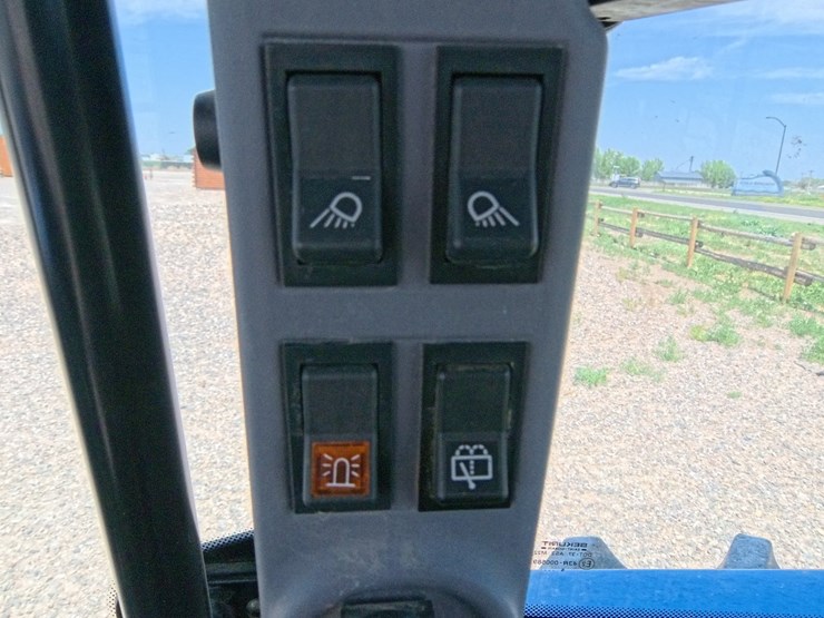 2004-new-holland-tl100a-image-43