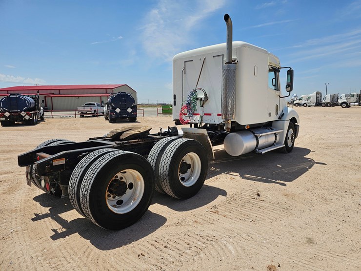 freightliner-cascaida-sleeper-truck-image-4