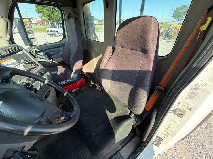 2018-freightliner-cascadia-125-image-24
